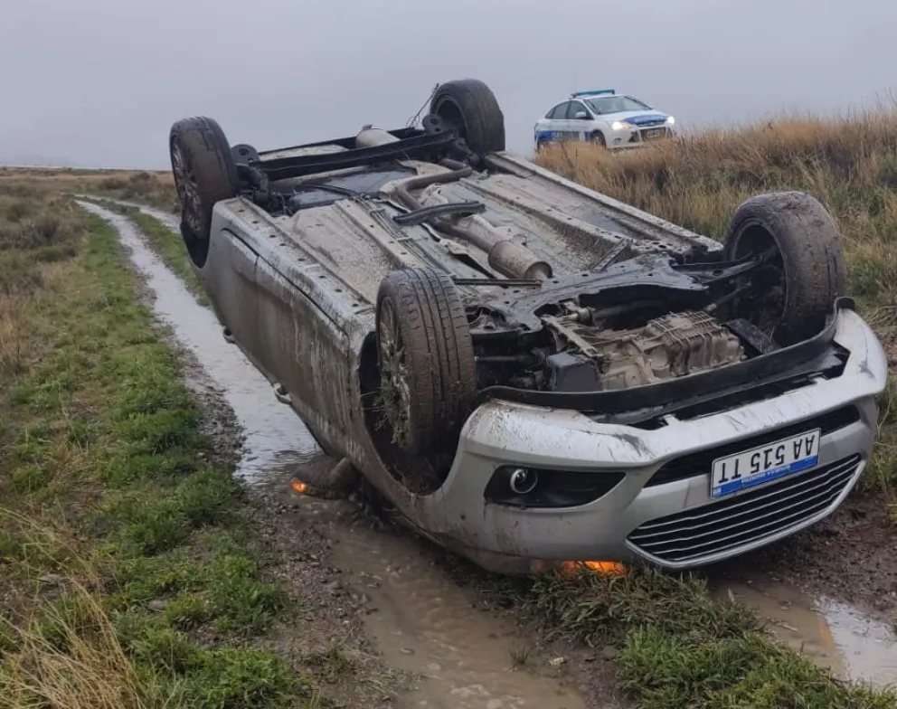 Una familia comodorense despistó y volcó cuando transitaba por la Ruta 3