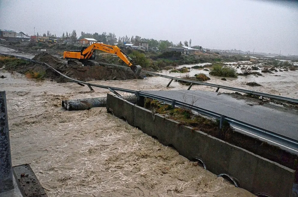 Casas inundadas, camiones varados y dificultades para llegar a los barrios