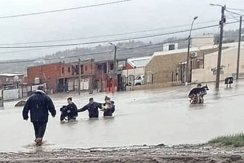 La solidaridad ante la emergencia: los propios vecinos salían en rescate de quienes lo necesitaban