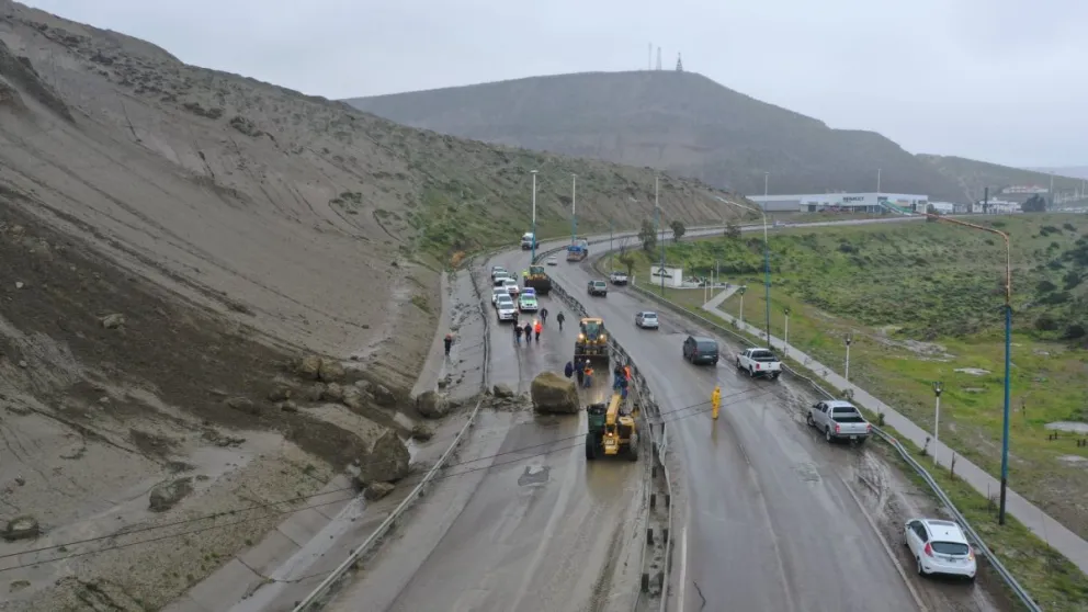 Interrumpieron el servicio de colectivos desde y hacia zona norte por la caída de rocas desde el Chenque