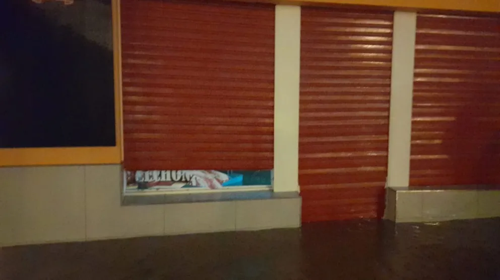 Unas 20 personas quisieron saquear carnicerías en medio del temporal de lluvia