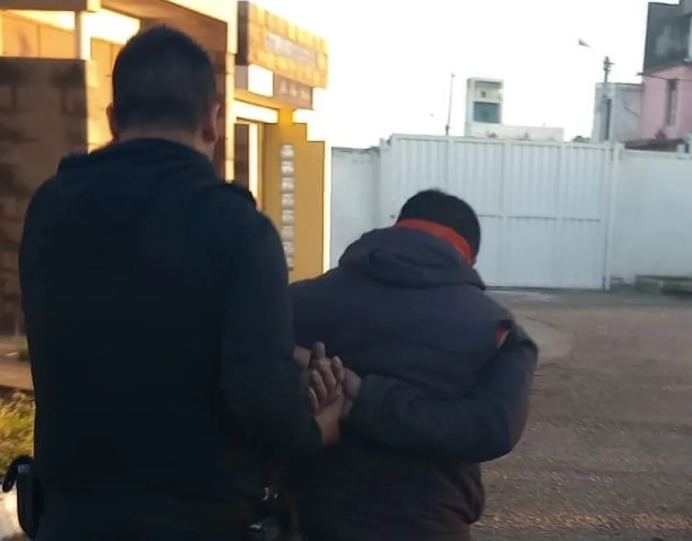 Lo atraparon robando una placa en el cementerio