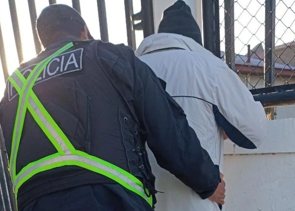 Discutía con su pareja y terminó detenido por contar con pedido de captura