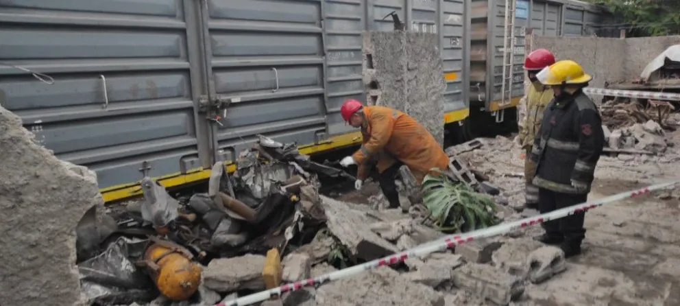 Tragedia en Tucumán: un tren arrolló un auto y dos personas murieron