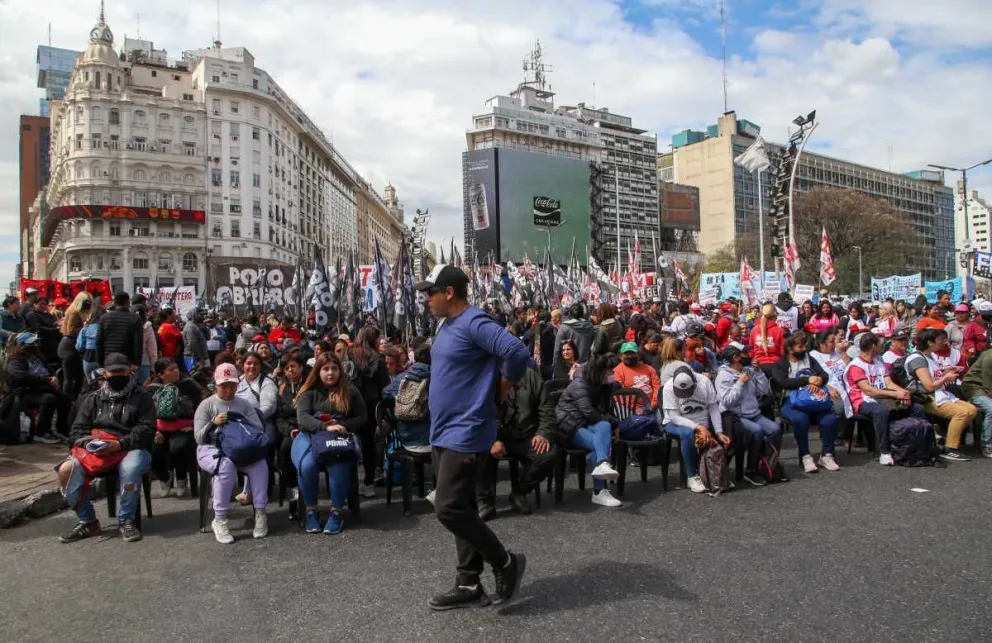 Piqueteros reunidos en el obelisco decidieron acampar frente al Ministerio de Desarrollo Social