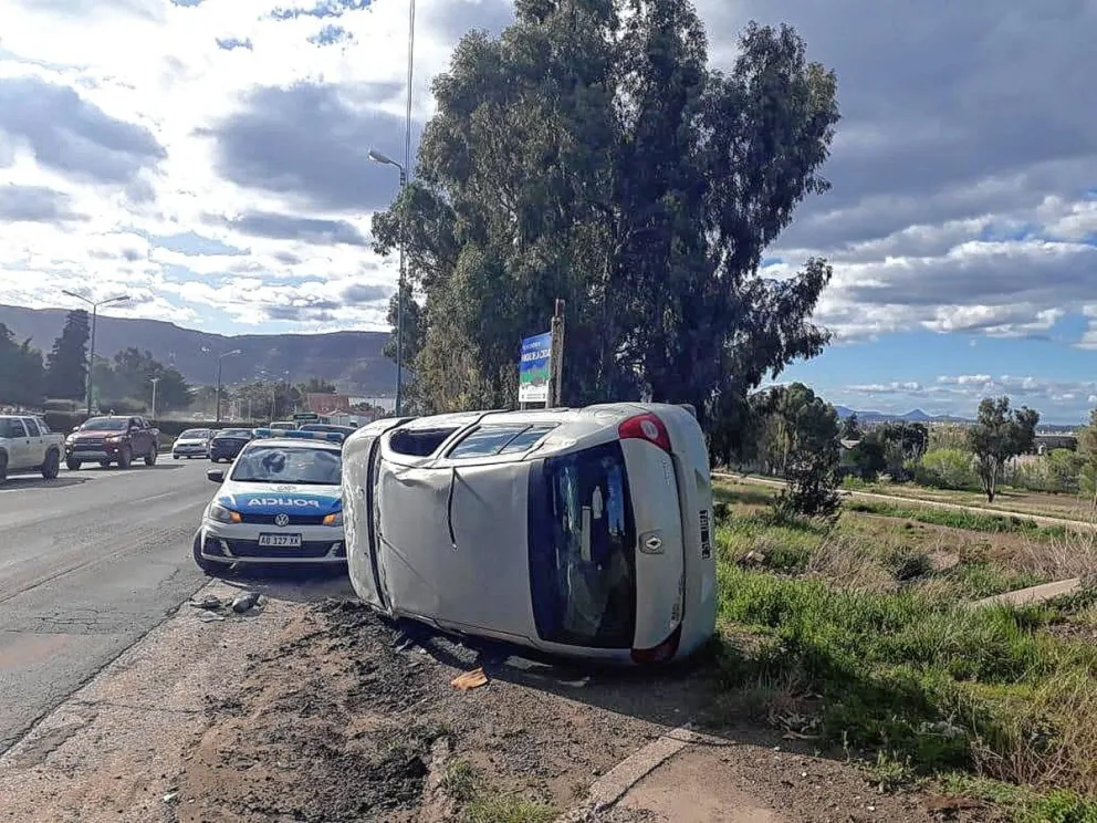 Mordió la banquina y volcó frente al Chalet Huergo