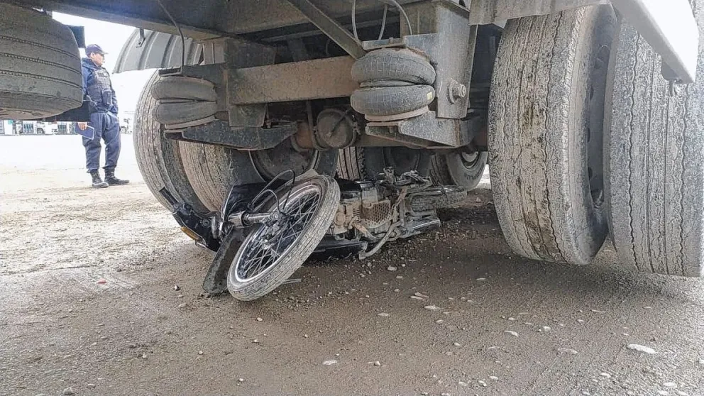 Motociclista chocó contra camión y de milagro se salvó de no ser arrollado por las duales del acoplado