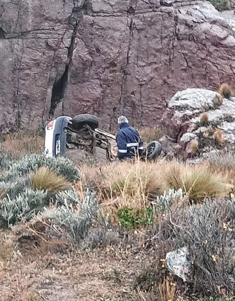 Un matrimonio se salvó de milagro tras espectacular vuelco en el acceso a Deseado