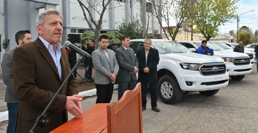 Con una inversión de más de 40 millones de pesos, Arcioni entregó camionetas a la Subsecretaría de Servicios Públicos