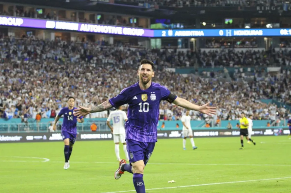 La Selección argentina derrotó con comodidad a Honduras con dos goles de Messi