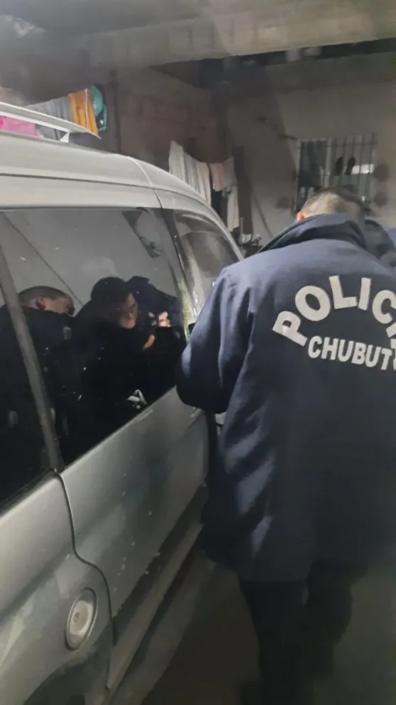 Un menor fue atrapado cuando intentaba robar elementos del interior de un auto 