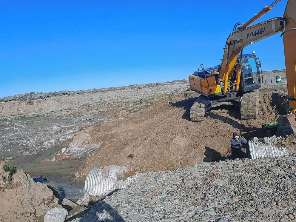Realizan trabajos de reparación en Ruta N°1 - Rocas Coloradas