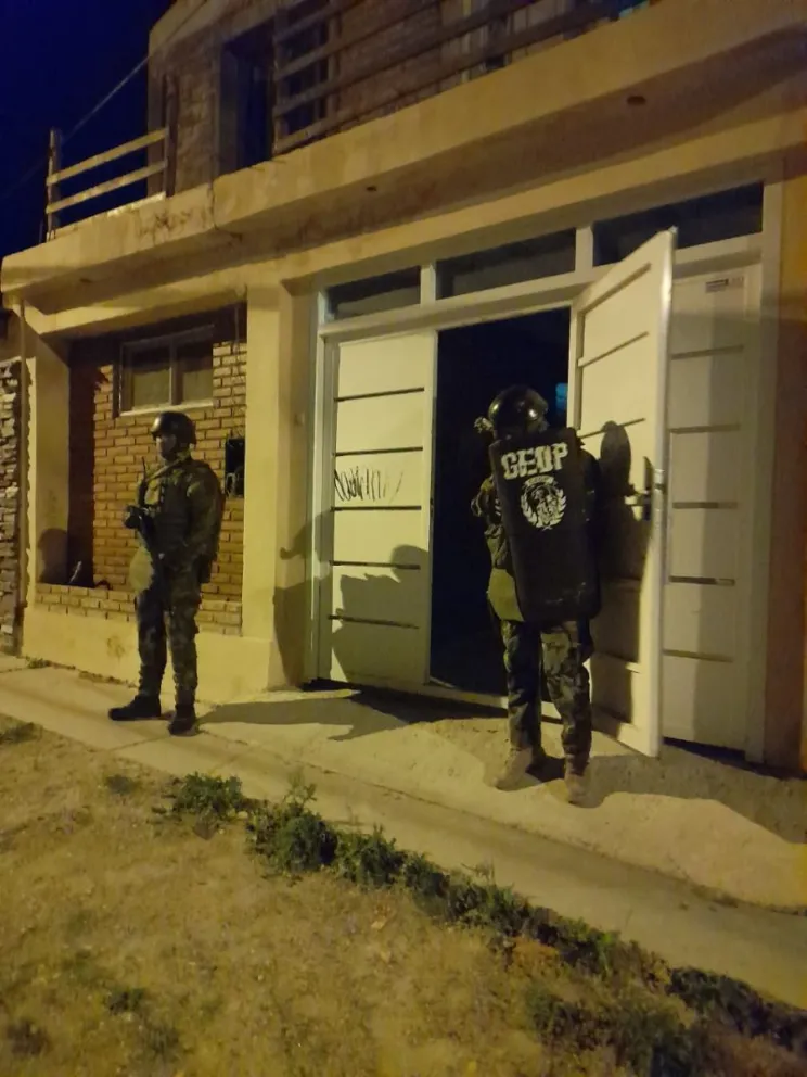 Madre e hijo cultivaban y vendían marihuana en sus viviendas y por delivery