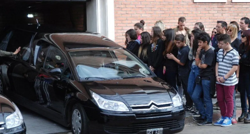 Inhumaron a los operarios fallecidos en la explosión de una refinería en Neuquén