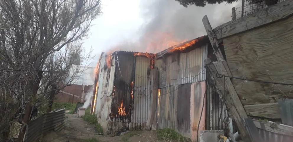 Quemaron la casa de conocido delincuente en barrio Jorge Newbery