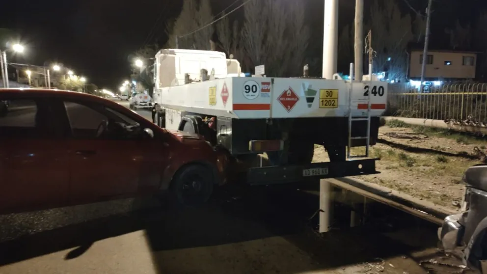 Mujer lesionada tras chocar su auto contra un camión estacionado con carga inflamable