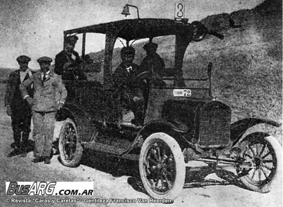 Un Ford T “a bigote” del Campamento Astra se transforma en el primer colectivo del país