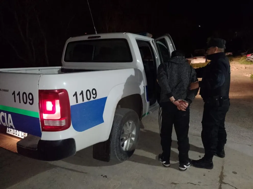 Dos hombres caminaban por barrio San Cayetano y uno de ellos tenía pedido de captura