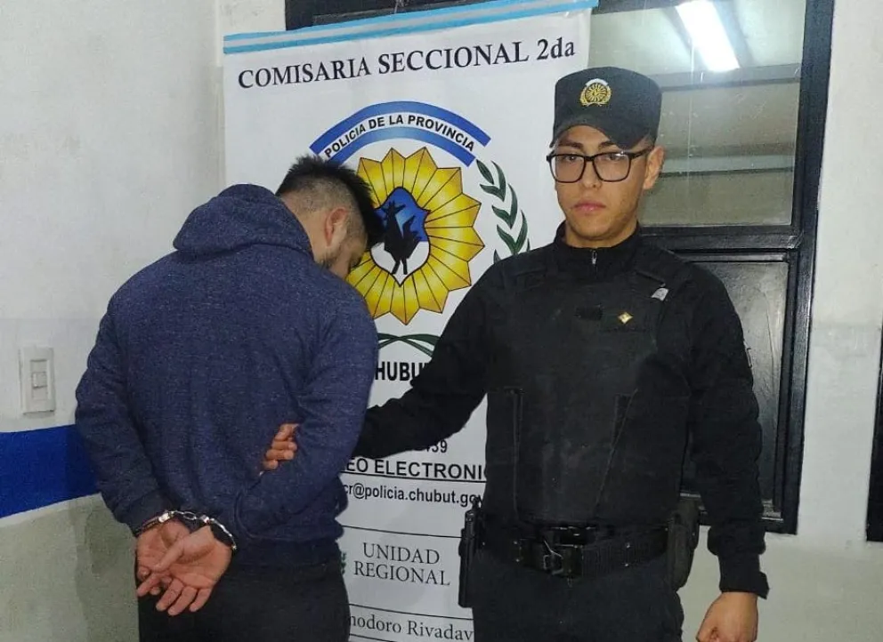 Tomó del cuello a una mujer y quiso robarle 