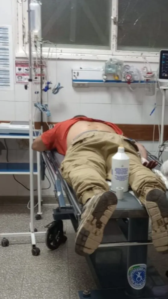 Fue a la comisaría porque lo apuñalaron y resultó tener un pedido de captura