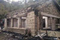 Río Negro: un grupo mapuche incendió una casa y un puesto de Gendarmería Nacional en Villa Mascardi