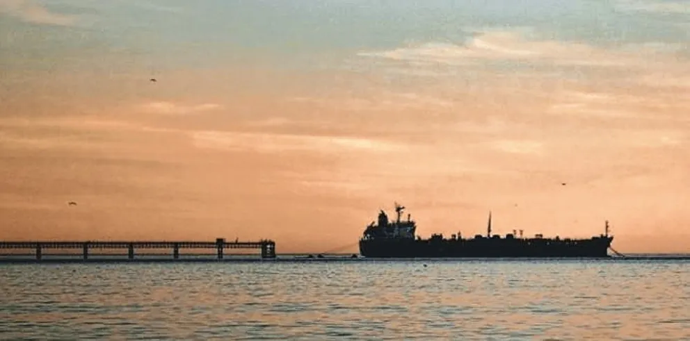 Complicada situación por el servicio de apoyo logístico del muelle de YPF