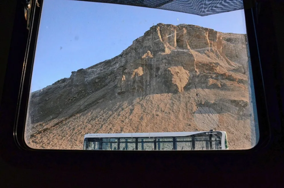 Intensifican el monitoreo del cerro Chenque ante un eventual desprendimiento 