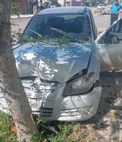 Tres conductoras al hospital: una chocó su auto contra un árbol, la otra se cayó en la moto y la tercera colisionó su vehículo a una camioneta