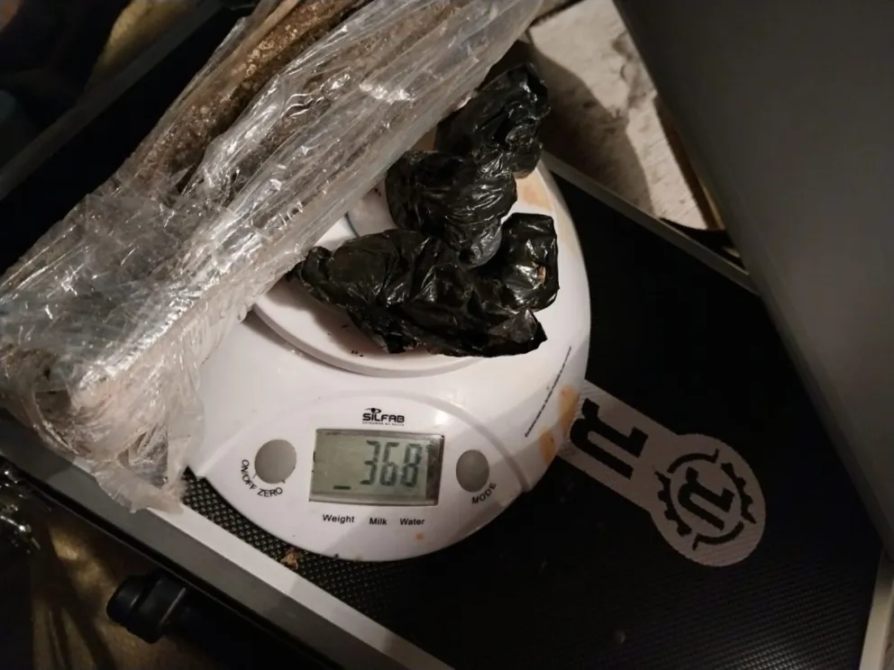 Discutió con su pareja, tomó sus pertenencias y se retiró, pero la policía detectó que llevaba droga