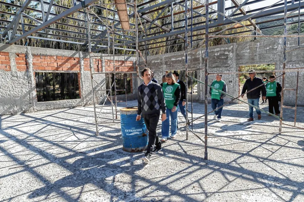 Luque visitó los avances de la obra del nuevo espacio de ATE
