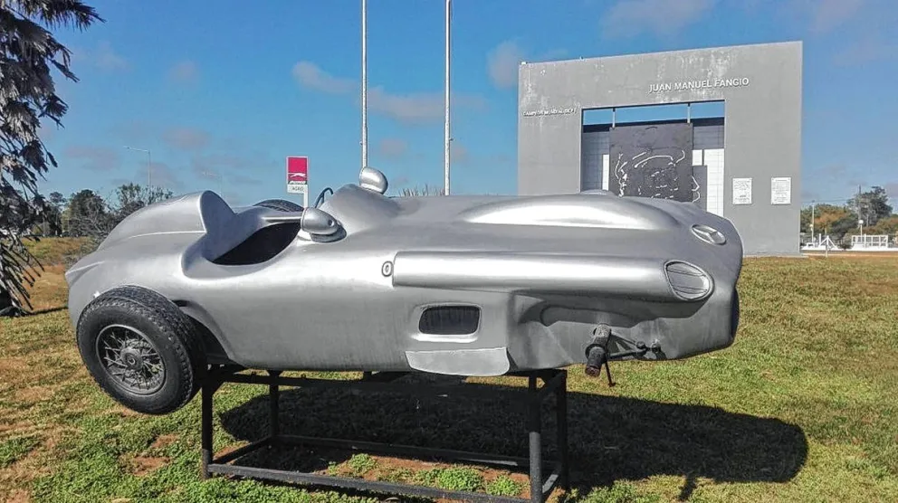 Robaron las cubiertas de la "Flecha de Plata" del museo de Fangio, en medio del conflicto por los neumáticos