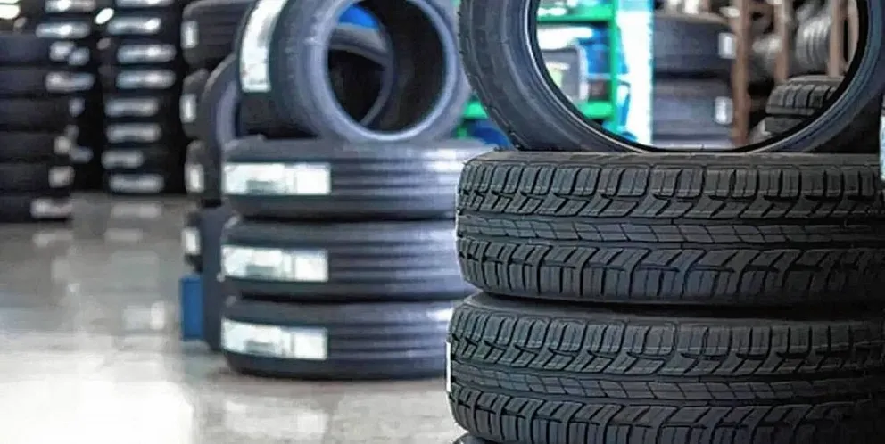 El grupo Stellantis advirtió que en diez días puede frenar la producción de autos