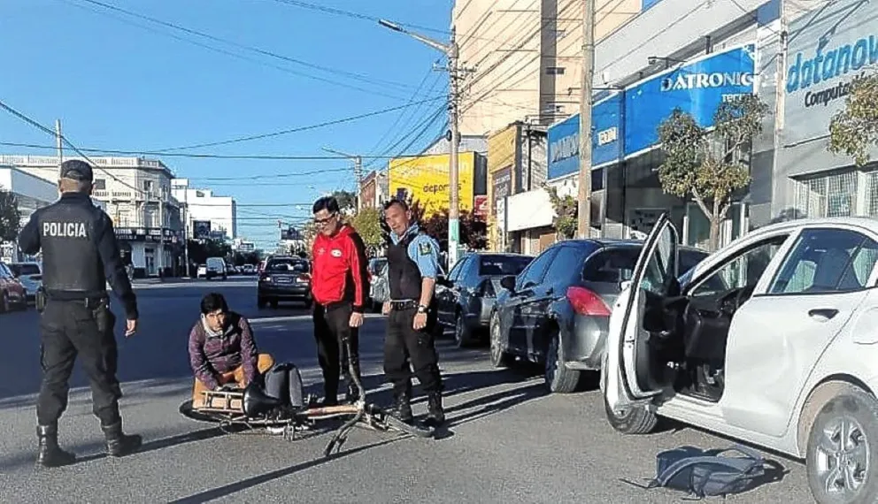 Ciclista al hospital tras insólito accidente: chocó contra la puerta del conductor de un auto cuando éste descendía