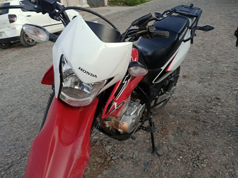 Motociclista chocó con un auto estacionado y tuvo que ser trasladado al hospital