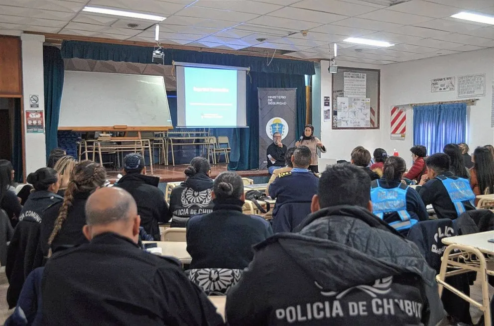 Más de 100 efectivos de la Policía Comunitaria y de Bomberos se capacitan para fortalecer respuestas frente a situaciones de crisis