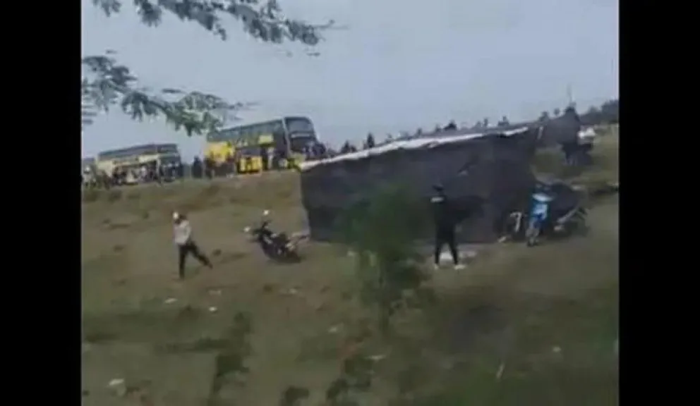 Al menos 15 heridos en un enfrentamiento entre hinchas de Talleres y piqueteros en la Ruta Nacional 11