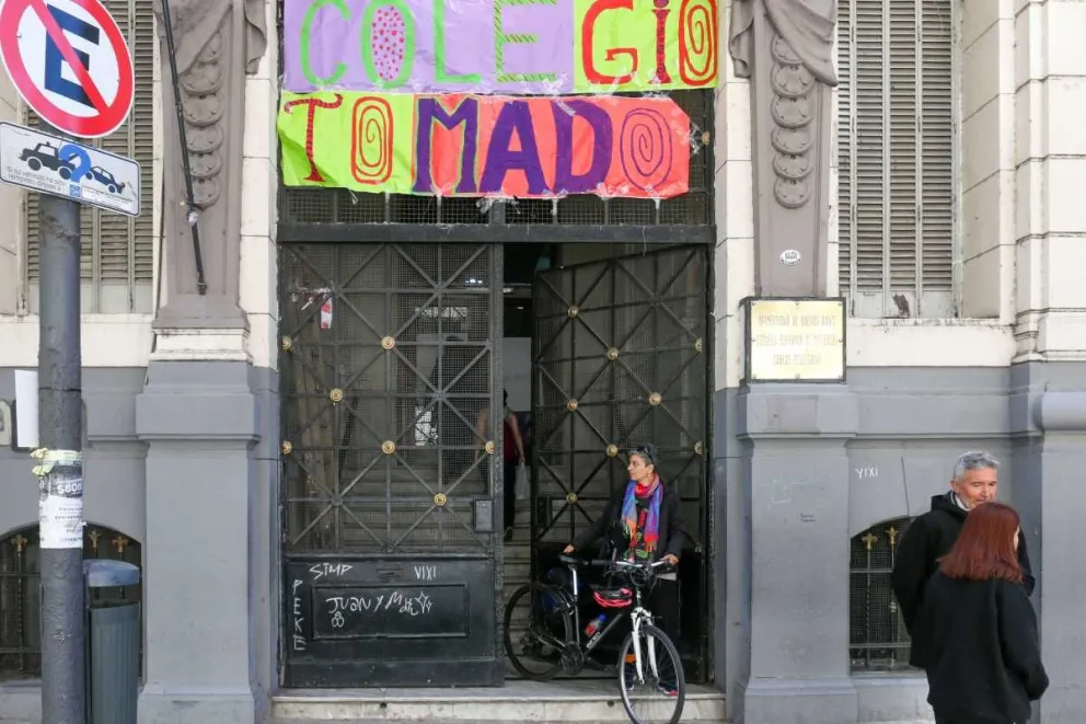 Toma de colegios en Buenos Aires: estudiantes del Pellegrini colocaron un candado en el portón de ingreso