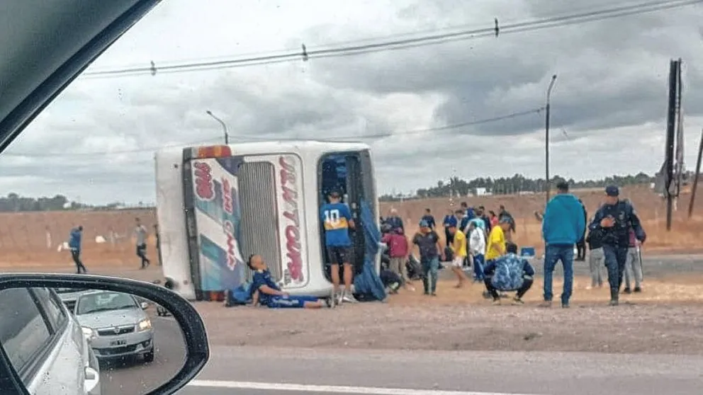 Murió una mujer en el vuelco de un micro que trasladaba hinchas de Boca a Mendoza