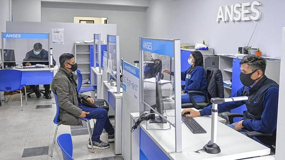 El Gobierno cerró la paritaria de estatales nacionales: adelantó cuotas y dará un bono de $30 mil