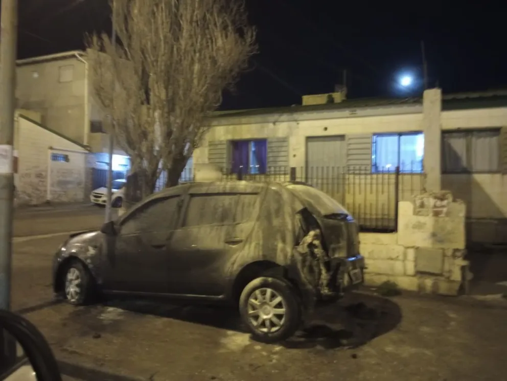 Le prendieron fuego el auto 