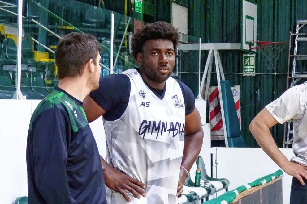 Gimnasia ya entrena con un extranjero