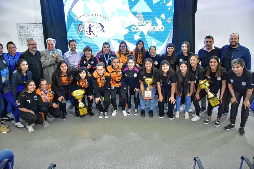 Reconocimiento a campeonas nacionales del femenino