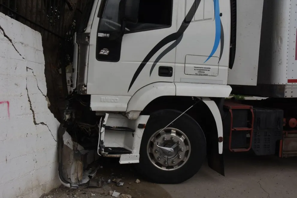 Un camión tuvo un desperfecto y chocó contra un paredón