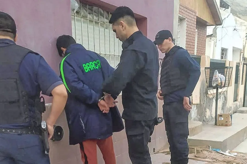 Caminaba por Chacabuco y Huergo en el “Rincón del diablo” y lo detuvo la policía