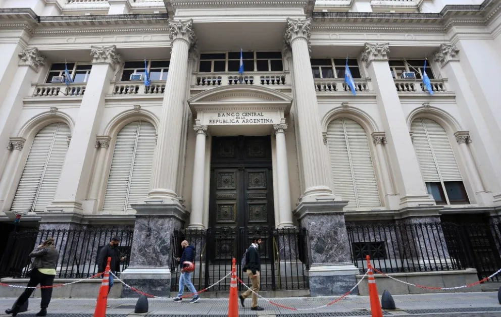 El BCRA subió la tasa de referencia a 75% y elevó al mismo nivel el rendimiento de plazos fijos