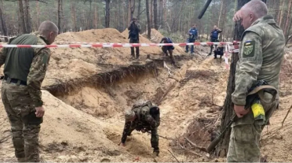 Hallan una fosa común con más de 400 cuerpos en Ucrania