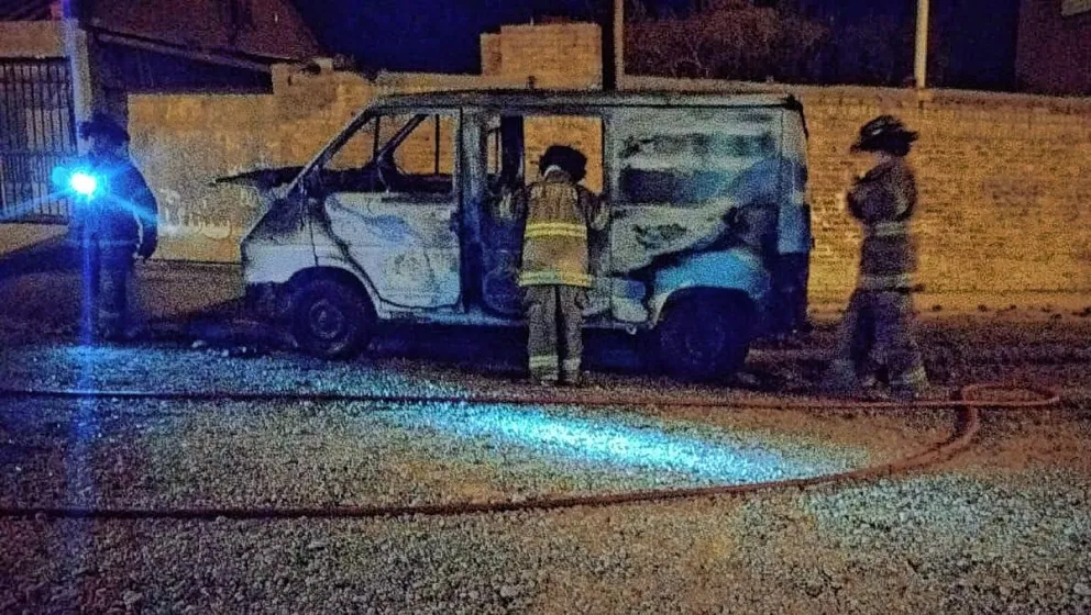 Le quemaron a un joven la camioneta que el padre le había dado para ganarse la vida haciendo fletes