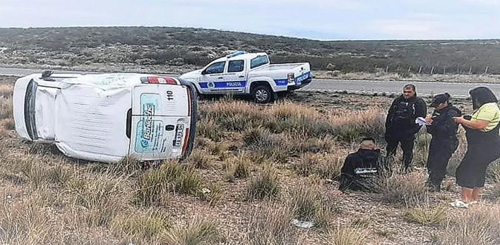 Repartidor golpeado al volcar la camioneta en la doble trocha Trelew-Madryn