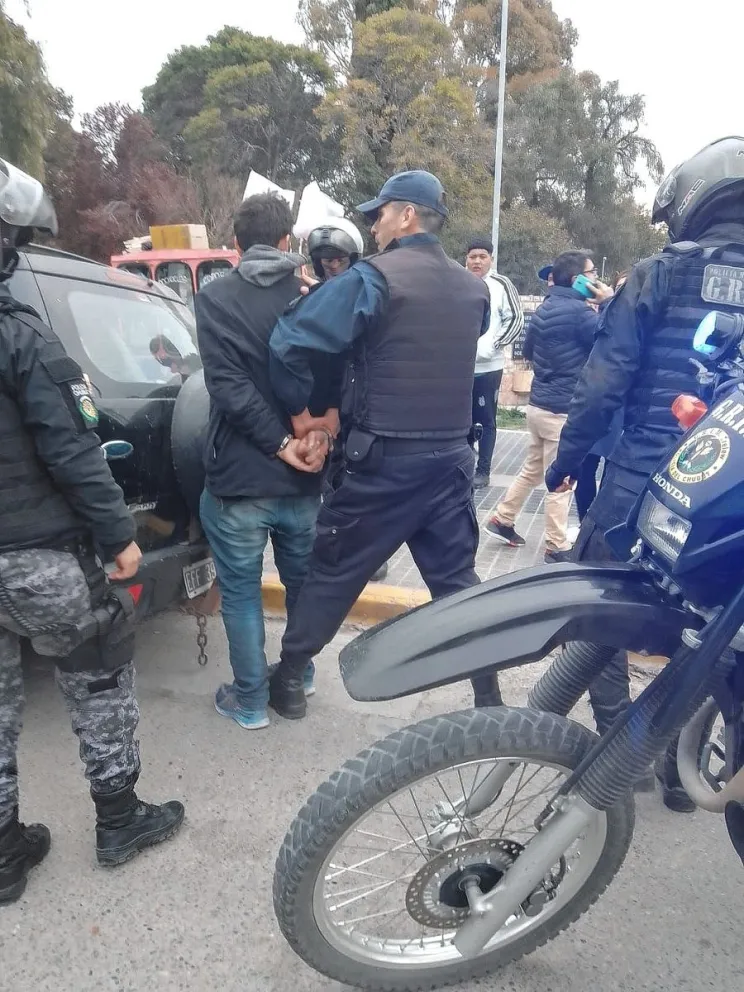 La “puerta giratoria” de tribunales: ladrón cayó tres veces preso y cometió cinco robos en menos de 24 horas