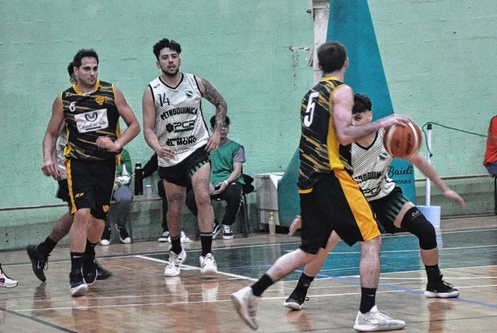 El puntero Náutico visita al escolta Racing